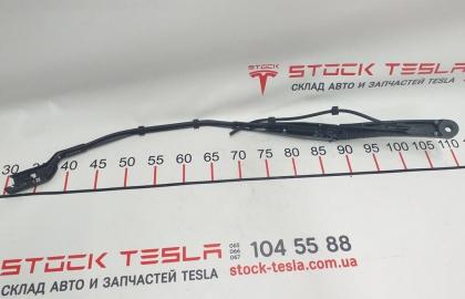 Wischerarm rechts mit Leitung und Düsenstock Tesla Modell 3 1076729-00-B