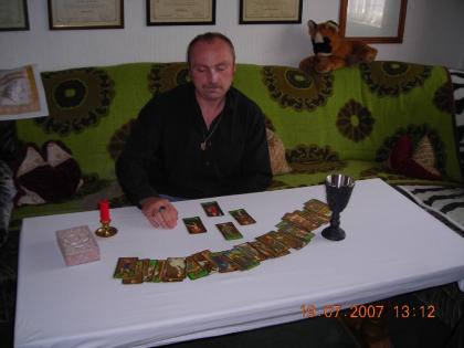 Lege Karten Tarot und lese aus den Händen