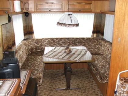 Campingplatz mit Knaus Wohnwagen und Vorzelt winter fest Dauercamping mit Blick