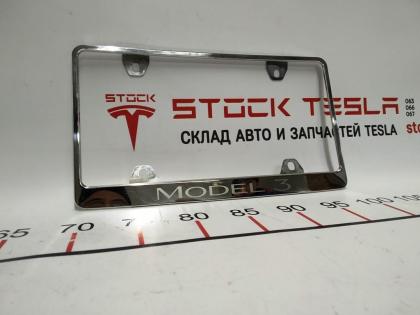 Der Rahmen der Rückplatte ist aus Metall. Chrom. Tesla-Modell 3 1138982-00-A