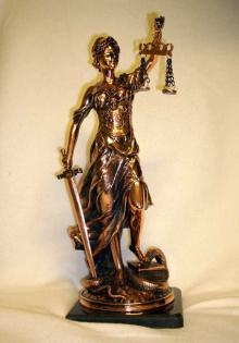 Justitia-Statue bronzefarben