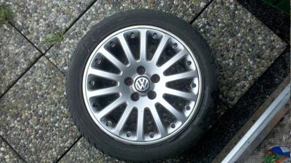 Biete 4 VW-Alufelgen passende Sommerreifen 225 45 R17