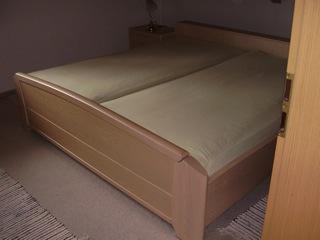 Schlafzimmer Doppelbett u. Kleiderschrank