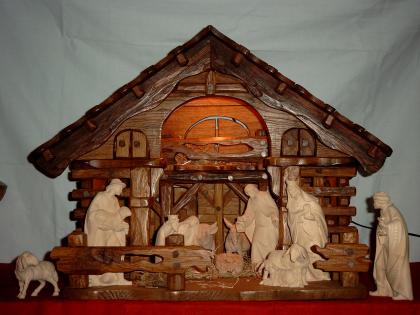 Weihnachtskrippe mit geschnitzten Figuren