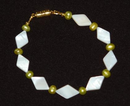Armband Perlmutt und Perlen weiß grün