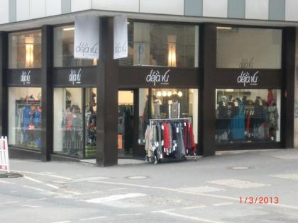 Mitarbeiterin im Verkauf für Damen-Boutique