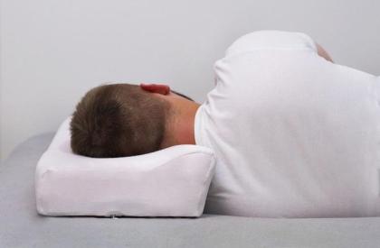 Kissen Weiß Orthopädisch Schmerzen schlafen Schlafpositionierer