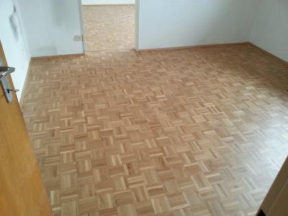 Innsbruck-SCHLEIFEN VON HOLZBOEDEN lackieren-oelen-wachsen.