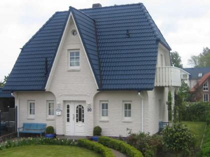 Ostsee-Ferienhaushälfte Friesenhaus Kalifornien mit großem Garten