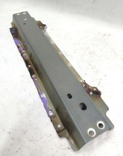 Karosserieblechverstärkung über dem hinteren Motorquerträger oben Tesla Modell 3