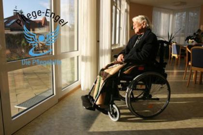 Mit Pflegeengel / Die Pflegehilfe lieber daheim als im Altersheim.