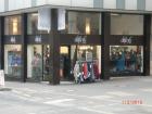 Mitarbeiterin im Verkauf für Damen-Boutique